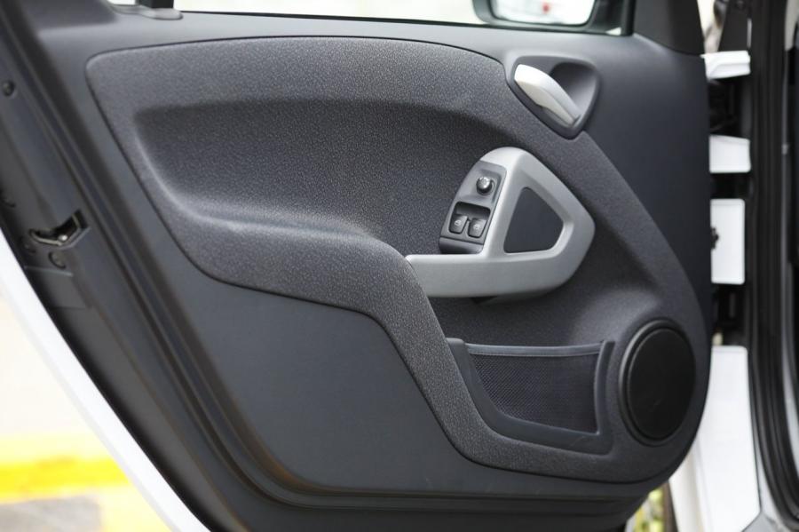 Детали интерьера Smart ForTwo Electric Drive Coupe (C451) 2011 года  (фото 13 из 44)
